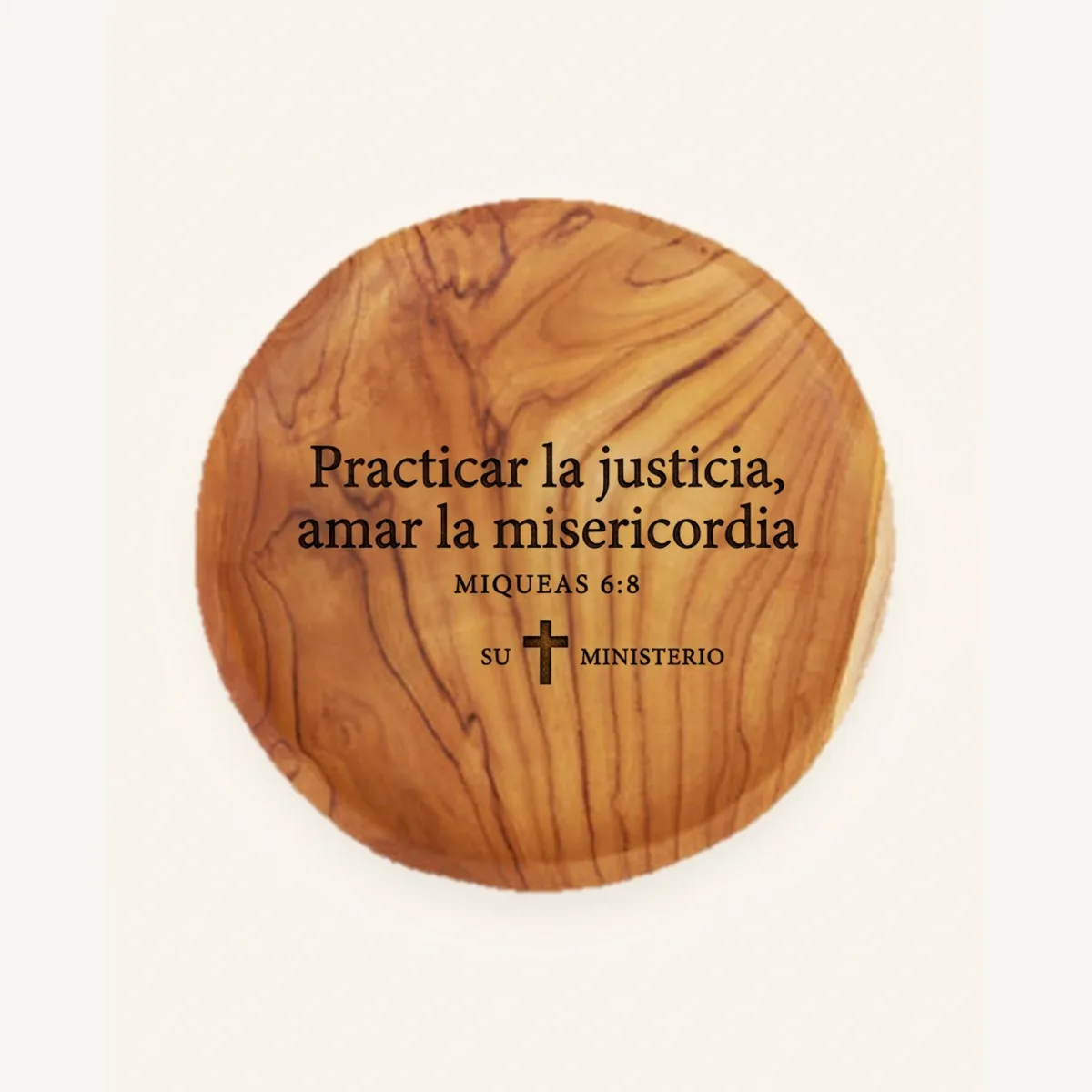 Posavasos de madera de olivo grabado con Miqueas 6:8 en español y logotipo del ministerio